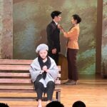 Kelly Huang Instagram - 演完的第一週，慢慢沈澱自己之後，我想分享《唱吧！唱吧！》這個音樂劇帶給我的夢幻感動🥹難得一見的瀑布文來了喔！ 從讀本開始，就感受到這個團隊強大的向心力，每一個老師都對音樂及表演藝術充滿熱情❤️不管是戲劇排練或是音樂排練，每回離開，都帶著滿滿的收穫及滿足❤️ 好幾次坐在排練室，沒有我的戲的時候，只是看著排練的演員們，聽著樂團的音樂，都感覺自己好像置身天堂🎵🎵🎵 這是音樂的魔力嗎？ 我終於能懂為什麼人們總是用「沈醉、陶醉」形容沈浸在在音樂裡的感受！我真實的體會到連喝下酒精的感受都不如聽到美妙音樂演奏的美好😊 好久沒有這種感覺了⋯⋯ 在演藝圈工作，很常會有被掏空的感覺，不喜歡成為念稿子的機器人，也不喜歡那種不是從心出發的表演。這也是我堅持不再上節目的其中一個原因。 每回週間排練，看到大家風塵僕僕的從各地的工作崗位來到排練場，持續用熱情灌溉表演藝術，我感覺到這裡的每一個人，只要有表演的機會，大家都很珍惜❤️這份熱情也讓我非常感動，值得跟大家好好學習。 屏東是一個很暖的地方。 我在這裏找到了我的歸屬感，也因為《唱吧！唱吧！》是屏東在地的故事，在地的演出人員，我們一起為了大家認同的文化藝術在努力著。 感謝製作人欣蓉姐姐賞識，看見妳處理事情的過程，又貼心又溫暖❤️超級佩服妳，妳是無所不能😆😆比黑卡還強大👍🏾 感謝婉菁老師創作這麼好的歌曲，能唱到妳的歌好幸福😍 感謝施老師一直鼓勵我，你的劇本太厲害了👍🏾讀了一百次，後作力還是很強👍🏾 謝謝73導演每次的帶領，我總是覺得有妳在，什麼問題都能被好好解決又不失幽默😊很棒的工作氣場😃 謝謝男主角品安，謝謝你過去在鋼琴上累積的毅力，還有你劇本上密密麻麻的筆記，能跟你合作與有榮焉，深深向你學習，感謝🙏 謝謝孟君老師在聲樂中給我的指導，我喜歡跟美女姐姐老師上課，妳的聲線充滿感情，是我的繆思女神❤️❤️ 謝謝乃菁老師、忠美姐姐、慧真老師、金導、曾導、羽蝶、指揮阿福老師還有所有的演出老師們，給予我的教導和鼓勵，我很幸運和幸福可以聆聽到大家的美聲，你們像是天使😇還有盧醫師老師幫我看肩膀的拉傷，這個團隊真的好強大喔！（其他沒有寫到名字的老師們，我一樣很感謝你們喔❣️） 謝謝樂團的小提琴、中提琴、大提琴低音提琴的老師們，謝謝你們願意讓我嚐試著拉拉看，我很喜歡💕 也謝謝其他樂器的老師們，包括豎琴、鼓手、月琴老師，還有鋼琴合作的黃老師，我們初期真的太麻煩妳了，感謝妳的包容❤️妳太厲害了！ 謝謝排練助理品辰、鈺雯還有其他的小幫手們用心的協助整個排練過程，有妳們在真的好安心。也謝謝品辰的暖心小卡片，妳們真的好優秀喔！ 謝謝素滿老師的造型團隊不眠不休的為大家做整體服裝造型的打理，能夠穿到老師年輕時候的衣服真的很幸運！看到老師辛苦熬夜工作眼睛紅紅的血絲真的好心疼！ 謝謝曼妮團隊的紀錄、側拍、訪問MV影片剪輯，真的好厲害👍🏾有妳在真好！ 謝謝達樂在排練期間大方的出借房間讓我安心休息，超級感謝🙏 謝謝施媽媽的傳奇飄香滷蛋，會想念的好滋味❤️ 謝謝屏東國寶級音樂家李茂松大師❤️謝謝銀子媽媽❤️你們的故事動人又溫暖❤️ 謝謝我的好朋友們遠從淡水、台北、台中、恆春各地來到屏東看音樂劇！有你們的支持，是我們創作表演最大的動力❤️❤️❤️❤️❤️❤️❤️❤️ 舞台上舞台下的交流都是活著的堆疊，我們用過去的經驗和現在的學習，去成就未來的豐盛，這一切的安排都足以證明這不是巧合，所有演出台前台後的人員，這個組合的重逢是爲了再一次發光✨閃耀✨ 我喜歡唱歌這件事情，以前不敢大聲的說，因為不是那麼專業，也對自己沒有信心，但是經過演出《唱吧！唱吧！》之後，我已經知道我可以😌而且還可以繼續享受努力學唱歌的過程，我會繼續勇敢追夢。 夢想不只是空想，實踐過程中的汗水淚水，就是最大的收穫。 很感恩🙏好像做了一個美夢，然後夢醒了，我要回到恆春半島解說員的身分，開始規劃我的秋冬解說活動，下一回見面，來參加我的解說團吧！
