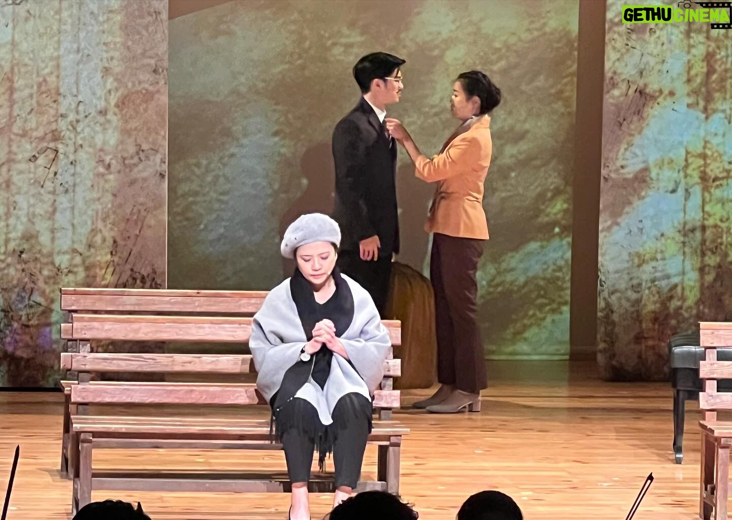 Kelly Huang Instagram - 演完的第一週,慢慢沈澱自己之後,我想分享《唱吧!唱吧!》這個音樂劇帶給我的夢幻感動🥹難得一見的瀑布文來了喔! 從讀本開始,就感受到這個團隊強大的向心力,每一個老師都對音樂及表演藝術充滿熱情❤️不管是戲劇排練或是音樂排練,每回離開,都帶著滿滿的收穫及滿足❤️ 好幾次坐在排練室,沒有我的戲的時候,只是看著排練的演員們,聽著樂團的音樂,都感覺自己好像置身天堂🎵🎵🎵 這是音樂的魔力嗎? 我終於能懂為什麼人們總是用「沈醉、陶醉」形容沈浸在在音樂裡的感受!我真實的體會到連喝下酒精的感受都不如聽到美妙音樂演奏的美好😊 好久沒有這種感覺了⋯⋯ 在演藝圈工作,很常會有被掏空的感覺,不喜歡成為念稿子的機器人,也不喜歡那種不是從心出發的表演。這也是我堅持不再上節目的其中一個原因。 每回週間排練,看到大家風塵僕僕的從各地的工作崗位來到排練場,持續用熱情灌溉表演藝術,我感覺到這裡的每一個人,只要有表演的機會,大家都很珍惜❤️這份熱情也讓我非常感動,值得跟大家好好學習。 屏東是一個很暖的地方。 我在這裏找到了我的歸屬感,也因為《唱吧!唱吧!》是屏東在地的故事,在地的演出人員,我們一起為了大家認同的文化藝術在努力著。 感謝製作人欣蓉姐姐賞識,看見妳處理事情的過程,又貼心又溫暖❤️超級佩服妳,妳是無所不能😆😆比黑卡還強大👍🏾 感謝婉菁老師創作這麼好的歌曲,能唱到妳的歌好幸福😍 感謝施老師一直鼓勵我,你的劇本太厲害了👍🏾讀了一百次,後作力還是很強👍🏾 謝謝73導演每次的帶領,我總是覺得有妳在,什麼問題都能被好好解決又不失幽默😊很棒的工作氣場😃 謝謝男主角品安,謝謝你過去在鋼琴上累積的毅力,還有你劇本上密密麻麻的筆記,能跟你合作與有榮焉,深深向你學習,感謝🙏 謝謝孟君老師在聲樂中給我的指導,我喜歡跟美女姐姐老師上課,妳的聲線充滿感情,是我的繆思女神❤️❤️ 謝謝乃菁老師、忠美姐姐、慧真老師、金導、曾導、羽蝶、指揮阿福老師還有所有的演出老師們,給予我的教導和鼓勵,我很幸運和幸福可以聆聽到大家的美聲,你們像是天使😇還有盧醫師老師幫我看肩膀的拉傷,這個團隊真的好強大喔!(其他沒有寫到名字的老師們,我一樣很感謝你們喔❣️) 謝謝樂團的小提琴、中提琴、大提琴低音提琴的老師們,謝謝你們願意讓我嚐試著拉拉看,我很喜歡💕 也謝謝其他樂器的老師們,包括豎琴、鼓手、月琴老師,還有鋼琴合作的黃老師,我們初期真的太麻煩妳了,感謝妳的包容❤️妳太厲害了! 謝謝排練助理品辰、鈺雯還有其他的小幫手們用心的協助整個排練過程,有妳們在真的好安心。也謝謝品辰的暖心小卡片,妳們真的好優秀喔! 謝謝素滿老師的造型團隊不眠不休的為大家做整體服裝造型的打理,能夠穿到老師年輕時候的衣服真的很幸運!看到老師辛苦熬夜工作眼睛紅紅的血絲真的好心疼! 謝謝曼妮團隊的紀錄、側拍、訪問MV影片剪輯,真的好厲害👍🏾有妳在真好! 謝謝達樂在排練期間大方的出借房間讓我安心休息,超級感謝🙏 謝謝施媽媽的傳奇飄香滷蛋,會想念的好滋味❤️ 謝謝屏東國寶級音樂家李茂松大師❤️謝謝銀子媽媽❤️你們的故事動人又溫暖❤️ 謝謝我的好朋友們遠從淡水、台北、台中、恆春各地來到屏東看音樂劇!有你們的支持,是我們創作表演最大的動力❤️❤️❤️❤️❤️❤️❤️❤️ 舞台上舞台下的交流都是活著的堆疊,我們用過去的經驗和現在的學習,去成就未來的豐盛,這一切的安排都足以證明這不是巧合,所有演出台前台後的人員,這個組合的重逢是爲了再一次發光✨閃耀✨ 我喜歡唱歌這件事情,以前不敢大聲的說,因為不是那麼專業,也對自己沒有信心,但是經過演出《唱吧!唱吧!》之後,我已經知道我可以😌而且還可以繼續享受努力學唱歌的過程,我會繼續勇敢追夢。 夢想不只是空想,實踐過程中的汗水淚水,就是最大的收穫。 很感恩🙏好像做了一個美夢,然後夢醒了,我要回到恆春半島解說員的身分,開始規劃我的秋冬解說活動,下一回見面,來參加我的解說團吧!