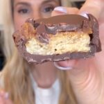Kelly Kruger Instagram – HERE!👇🏻 

Just because we are gluten free and eating cleaner doesn’t mean we can’t indulge!!! Everyone went nuts for these!! 

These are TWIX BARS!! But so much healthier

Who’s making them?? 

Crust:
1 cup almond flour
3 tbsp honey or maple syrup
1/4 tsp salt

caramel center 
• 1/3 cup almond butter (or nut butter of.choice)
• 3 tbsp raw honey or pure maple syrup
• splash of vanilla 

Melt chocolate with some coconut oil for the coating 

Start by mixing the crust ingredients together (too dry add more sweetener too wet more almond flour )

Bake at 350 for about 10-15 minutes til crust is browned on top. Let cool completely (I put it in the fridge) 

Cut into strips 

Add your “caramel”
#let that set in the freezer

Melt chocolate and dip your bars in

Set in freezer 

Enjoy!!! 

#glutenfreefood #glutemfreedessert #twix #chocolate #recipeshare #snacks #refinedsugarfree #eeeeats #buzzfeedfood #recipe #easyrecipes