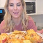 Kelly Kruger Instagram - HERE 👇🏻 GLUTEN FREE POTATO CRUST PIZZAS These are so quick and easy to make. The kids LOVED them and you will too. You can make them any way you want. Darin and I love BBQ chicken pizza so we did half and half cheese. These were chefs 💋 Will you be making these? I told you I am a potato girl. Like I will find a way to incorporate them into all meals! I even use them on my face but that’s another post 🤣 MAKE THEM: Boil mini potatoes til fork tender Oil a muffin tin Add the potatoes to the tin and smash with the bottom of a glass. Season the potatoes here for extra flavor Add your sauce of choice and toppings. Bake at 425 til cheese is melted and potatoes are as crispy as you’d like them. I did about 25 minutes #potatoes #pizza #pizzabites #glutenfree #eeeeats #buzzfeedfood #damnthatsdelish #potatorecipes #viralrecipes #comfortfood #crispypotatoes #feedfeed