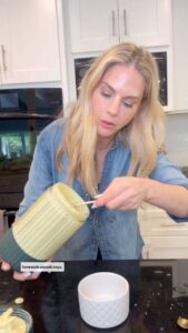 Kelly Kruger Instagram - Homemade high protein avocado mayo! 🥑 If you’ve ever looked at the ingredients in store bought mayo and aren’t a fan, this is a super simple way to make your own! You get protein, great fats/ omegas and it tastes great! Super simple to make in a blender. Would you make this?? 1/2 avocado 3 hard boiled eggs 2 teaspoons of vinegar 1/4 cup olive oll Salt to taste Lemon water to thin #mayo #homemade #avocado #easyrecipes #glutenfree #sugarfree #spread #eeeeeats
