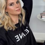 Kelly Kruger Instagram – 2024 is all about messy, imperfect makeup! Eyeliner is coming back (although for me it never left) and it’s just about letting go and having fun. @katemossagency is the reason Elite signed me and brought me out to LA from Montreal. Because I was short, my booker just said look at Kate Moss and signed me. I never wanted to model I always wanted to act but that was my way in. Trust the process..

**Comment “Makeup” to have a link to all the products I used here sent to your messages! 

What do you think of this look? 

#makeuptutorial  #makeup #grwm #eyeliner #trending