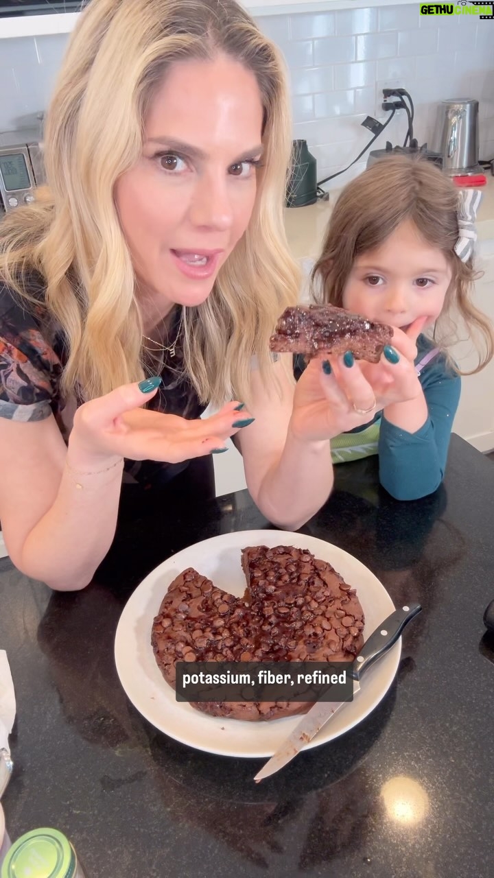 Kelly Kruger Instagram - Superfood Glluten Free skillet brownie!! High fiber, no refined sugar if you leave out the chocolate chips, high in antioxidants and potassium. Enjoy any time of day! It’s so good!! Who’s making this one?? 3 lripe bananas 1 3/4 cups gluten free rolled oats 1/4 cup ground chia seeds 1/4 cup cacao powder 2 tsp vanilla extract 1 cup milk of choice (I used @kikimilkco) 2 eggs 1 egg white Chocolate chips Add everything but the chocolate chips to a blender. Transfer to cake pan and bake for about 25 min at 350. Let cool before eating so you don’t burn yourself like I did. #brownie #dessert -#glutenfree #treatyourself #healthyeating #recipeshare #recipeoftheday #breakfastideas