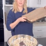 Kelly Kruger Instagram - I was so tired of fighting with parchment paper. This is how you get it to stay exactly where you want it. Did you know this? Do you use parchment paper? #hacks #kitchenhacks #baking #tipoftheday