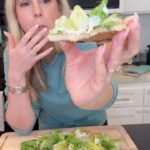 Kelly Kruger Instagram – Ok, this is 10/10 even my 4 year old had seconds. My husband had no idea there was no flour and my 2 year old said it was yummy 🤣
If you’re looking for a high protein, low carb, gluten free, easy meal idea here it is.
** comment “Recipe” or “pizza” and I’ll DM you the full recipe including my homemade Ceasar dressing with no anchovies
Who’s making this?? 🙋🏼♀️
#pizza #viralrecipe #chicken #pizzarecipe #lowcarb #lowcarbrecipes #keto #ketorecipes #caesarsalad #saladrecipe #highprotein #highproteinrecipes #foodtrends
