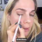 Kelly Kruger Instagram - Happy Makeup Monday! 💋 For most of you , it’s now Tuesday but today was a very busy one for me. , comment “makeup” to have the products I used here messaged straight to you! This is such a quick easy eye. Would you try it? #makeup #eyemakeup #grwm #makeuptutorial #howto.