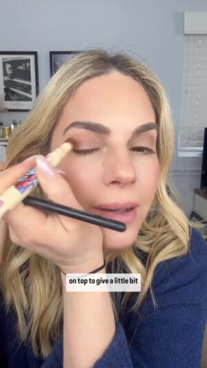 Kelly Kruger Instagram - FRIDAY FINDS!!!

Comment “eyes” and I’ll DM you the link to these Eye shadow sticks! (Eye shticks!) 

Welcome to episode one of our new Friday series Friday Finds where I highlight products I have found that have helped me in some way. 

This week it’s @jamiemakeup eye shticks! They’re so quick and easy to use. The color tones are beautiful and universal and the texture and finish is chefs 💋I’m def an eye makeup girl so any opportunity I have for a quick and easy eye I’m in. 

Let me know if you’re gonna do this look and if you like the idea of this series: 

What products are you looking for? 
(Beauty makeup fitness workout home kitchen?? )

#eyemakeup #makeuptutorial #tutorial #eyes #celebritymakeup #beauty #makeup #fridays #eyeshadowstick
