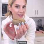 Kelly Kruger Instagram – I can’t believe this turned out (minus the sticking part 🤣)

Such a great option for protein / high fiber English muffin that is so easy to make! 

Would u try this??

4 tbs ground flax 
1/4 tsp baking powder 
1 egg 
*add salt 

Bake at 350 for about 15 minutes or you can microwave for 90 seconds I just don’t like the microwave personally. 

#bread #easyrecipes #glutenfreefood #glutenfree #healthyfood #highprotein #viral