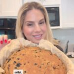 Kelly Kruger Instagram - HERE 👇🏻 Gluten Free chocolate chip cookie skillet with blueberries and bananas! The blueberries are optional my kids love them! Who’s making these? 3 cups of oats blended 1/2 cup milk of choice 2 very ripe bananas 1 tsp baking soda 2 tsp vanilla 1/4 cup maple syrup or sugar of choice (coconut is good) Chocolate chips and blueberries to your liking! Bake at 375 for about 12-15 min depending on your oven. #cookies #skilletcookie #chocolatechipcookies #chocolatechip #snacks #glutenfree #easyrecipe #blueberry #eeeeats #comfortfood