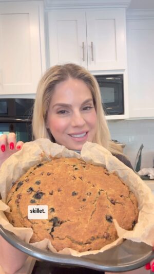 Kelly Kruger Instagram - HERE 👇🏻

Gluten Free chocolate chip cookie skillet with blueberries and bananas!  The blueberries are optional my kids love them! 

Who’s making these? 

3 cups of oats blended 
1/2 cup milk of choice 
2 very ripe bananas 
1 tsp baking soda 
2 tsp vanilla 
1/4 cup maple syrup or sugar of choice (coconut is good) 
Chocolate chips and blueberries to your liking! 

Bake at 375 for about 12-15 min depending on your oven. 

#cookies #skilletcookie #chocolatechipcookies #chocolatechip #snacks #glutenfree #easyrecipe #blueberry #eeeeats #comfortfood