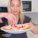 Kelly Kruger Instagram – HERE! 👇🏻🍰

If you’re looking for a high protein, gluten free dessert and love a good cheesecake like I do then you will probably love this one! 

Comment “cake” and I’ll send the recipe straight to your DM! 

Who’s making this one?? 

#cheesecake #glutenfree #cake #dessert #treat #highprotein #comfortfood #eeeeats #feedfeed #baking #refinedsugarfree