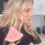 Kelly Kruger Instagram - Creamy watermelon popsicles 🍉 These are so easy to make but so fun!!! Perfect summer treat. Use any yogurt but coconut yogurt and coconut condensed milk was so good!! Greek yogurt will add protein of course. Slice up a watermelon cut out the center of each slice Cube it up and blend with 1 tablespoon of condensed milk and half a cup of yogurt That makes 4 servings of filling (one rind) Repeat the process for each slice. Who’s making these? #watermelon #icecream #popsicle #snack #eeeeeats #easyrecipes #vegan #dairyfree