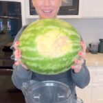 Kelly Kruger Instagram – Since my strawberry fruit roll up went so viral I thought I’d show you how to do watermelon! 🍉
It’s a little harder because u have to strain the pulp but it’s a great healthy snack!
Will you be making this?
Take a big watermelon.
Cut it up and blend
Strain the pulp and save the juice for later
Add a splash of lemon and sweetener (optional)
Bake at 175 for about 4-5 hours until done.
Who’s making this??
#snack #fruitrollup #easyrecipe #snacks #fruit #healthyfood #refinedsugarfree #glutenfree #watermelon