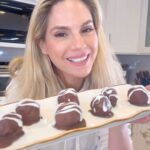Kelly Kruger Instagram – HIGH PROTEIN GLUTEN-FREE COOKIE DOUGH CAKE BALLS!!!!! I don’t have words for these!!! 🍪

Comment “RECIPE” or “CAKE BALLS” to have the recipe sent to your DM!! 

If you love my high protein cookie dough balls or my cookie dough cookies (🤣) you are going to LOVE LOVE these….. 

Gluten free, dairy free and it  doesn’t have to mean boring or cardboard tasting anymore. You would never know or care that these are gluten free. They’re just plain delicious!!! 🧑‍🍳 💋 

#cookiedough #cakepop #cake #glutenfree #dessert #treat #dairyfree #easymeals #recipeshare #yum #highprotein