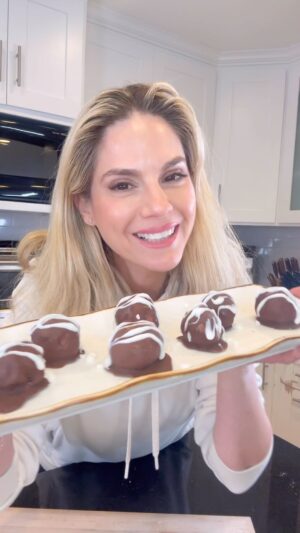 Kelly Kruger Instagram - HIGH PROTEIN GLUTEN-FREE COOKIE DOUGH CAKE BALLS!!!!! I don’t have words for these!!! 🍪

Comment “RECIPE” or “CAKE BALLS” to have the recipe sent to your DM!! 

If you love my high protein cookie dough balls or my cookie dough cookies (🤣) you are going to LOVE LOVE these….. 

Gluten free, dairy free and it  doesn’t have to mean boring or cardboard tasting anymore. You would never know or care that these are gluten free. They’re just plain delicious!!! 🧑‍🍳 💋 

#cookiedough #cakepop #cake #glutenfree #dessert #treat #dairyfree #easymeals #recipeshare #yum #highprotein