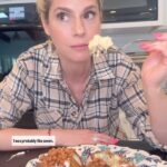 Kelly Kruger Instagram – Wow these are legit 12/10!!
Have you ever had a jacket potato?? 🥔
You can also customize it however you want, I added chicken for added protein but you can add any meat or leave it out
I airfried my potatoes at 450 for about 40 minutes (using @breville smart oven, not sure with regular air fryers what time and temp would be)
No measurements necessary just load up your potatoes with :
Butter
Cheese
Protein of choice (I used leftover rotisserie chicken)
Baked beans
Salt / pepper to taste.
Comment Yes Please if you would eat this!!
#potatoes #jacketpotato #britishfood #comfortfood #viralrecipes #eeeeeats #feedfeed #yum #easymeals #britain #foodporn #beans