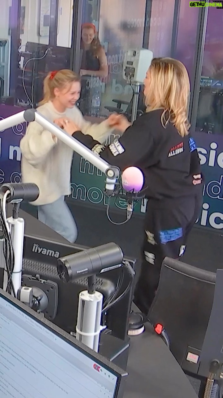 Kelly Pfaff Instagram - Die lift op het einde, dé lift 🥵 Nobody puts @kellypfaffg and @shaniagooris in the corner! - Nog de hele week kan je bij MNM aan dirty dancing doen op de beste hits uit de 80s, 90s en Nillies!