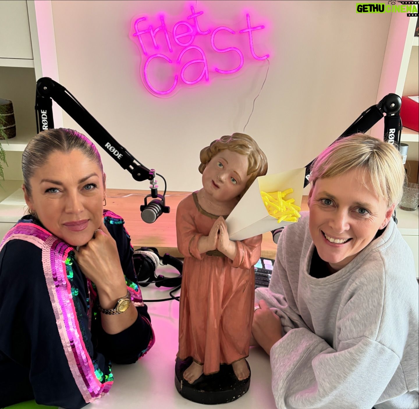 Kelly Pfaff Instagram - De zestigste aflevering van Frietcast vieren we met niemand minder dan Kelly Pfaff! We keren terug naar Duitsland waar zij haar prille kinderjaren doorbracht terwijl vader Jean -Marie de hoogdagen van zijn carrière beleefde. Op haar vijftiende trok ze naar Parijs om er te werken als model. Dankzij Expeditie Gooris is er vandaag wat meer positiviteit op televisie en ontdekken we samen met haar gezin een stukje van de wereld . Geniet van deze smakelijke aflevering als een kaaskroket die gaat zingen wanneer ze gebakken wordt. Beluister het volledige gesprek via YouTube, podcasts en Spotify #frietcast #vrijdagfrietcastdag