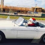 Kelly Preston Instagram - Look who I saw driving a white convertible in Florida!!! Now it’s really Christmas!!! ♥️🎅🏼🌲