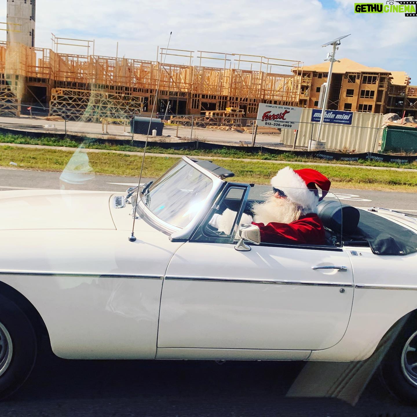 Kelly Preston Instagram - Look who I saw driving a white convertible in Florida!!! Now itโs really Christmas!!! โฅ๏ธ๐
๐ผ๐ฒ