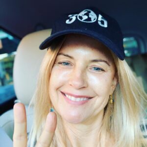 Kelly Preston Instagram - I’m so happy it’s Friday ✨