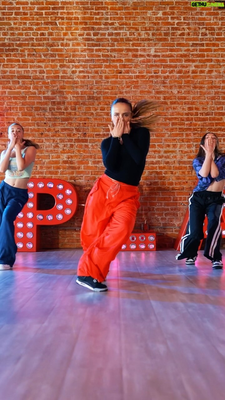 Kelly Sweeney Instagram - go tell ur girlfriendddd ππΌββοΈ beginner / intermediate tomorrow 11am @theplaygroundla (new combo) #tellurgirlfriend - @laybankz π₯ @shanebruce #kellysweeneychoreo #playgroundla #laybankz