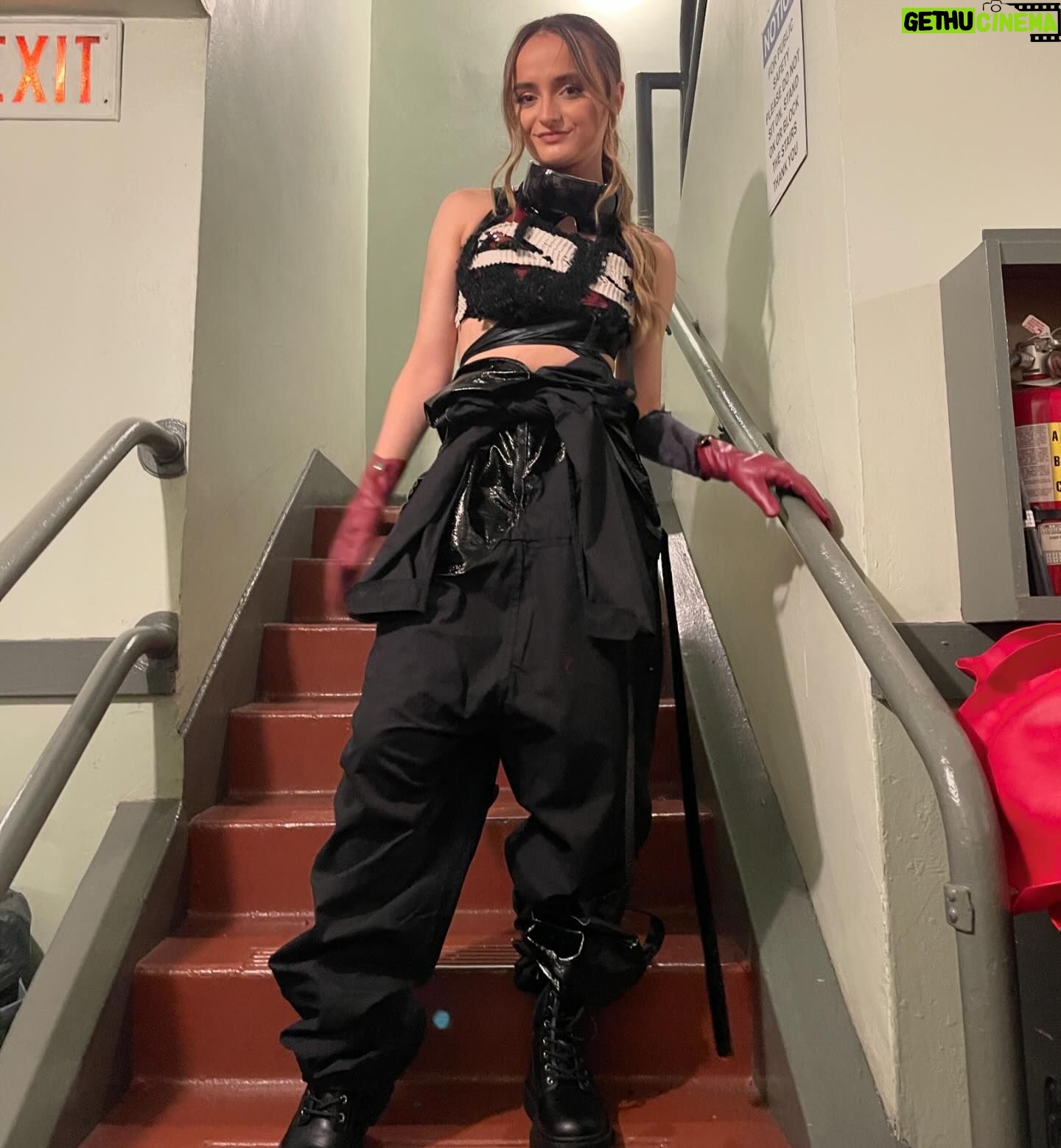 Kelly Sweeney Instagram - one more @jlo x @applemusic post ✨ special thank you again to the amazing team @nappytabs @alishatallarico and choreographers @sienna.lalau @luudaddy @yosheryl