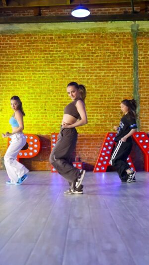Kelly Sweeney Instagram - houdini 😶‍🌫️
beginner / intermediate tomorrow 11am @theplaygroundla !!!
#houdini - @dualipa 🎥 @shanebruce 
#kellysweeneychoreo #dualipa #playgroundla