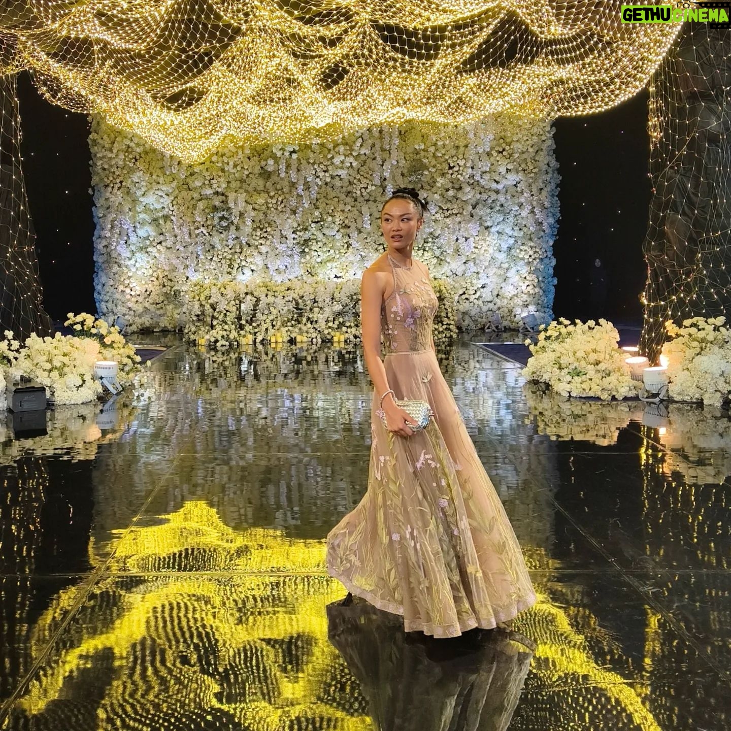 Kelly Tandiono Instagram - Cinderella for a night or Damsel in distress? 🤭🤭 . Evening gown by @hiantjen Hairdo @krisna_endi . #HianTjen #EveningDress #Couture