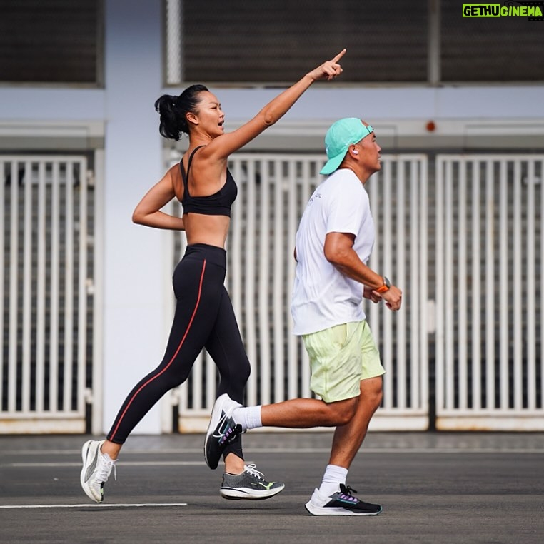 Kelly Tandiono Instagram - This morning situation, am I talking about running routes or ordering you to get my coffee? 🤣🤣🤣🤭🤭🤭 . #runningbuddy #runner #gbk #jakarta #indonesia