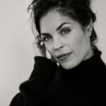 Kelly Thiebaud Instagram - Hi. Hola. Bonjour. Salve. Guten Tag. Olá. Shalom. God dag. Namaste. Yassas. Asalaam alaikum. Konnichiwa. Happy Hump Day 🌚☕️👽🦍🧠🖤 📸 by @matt_kallish 💄by @makeup_by_kristine_