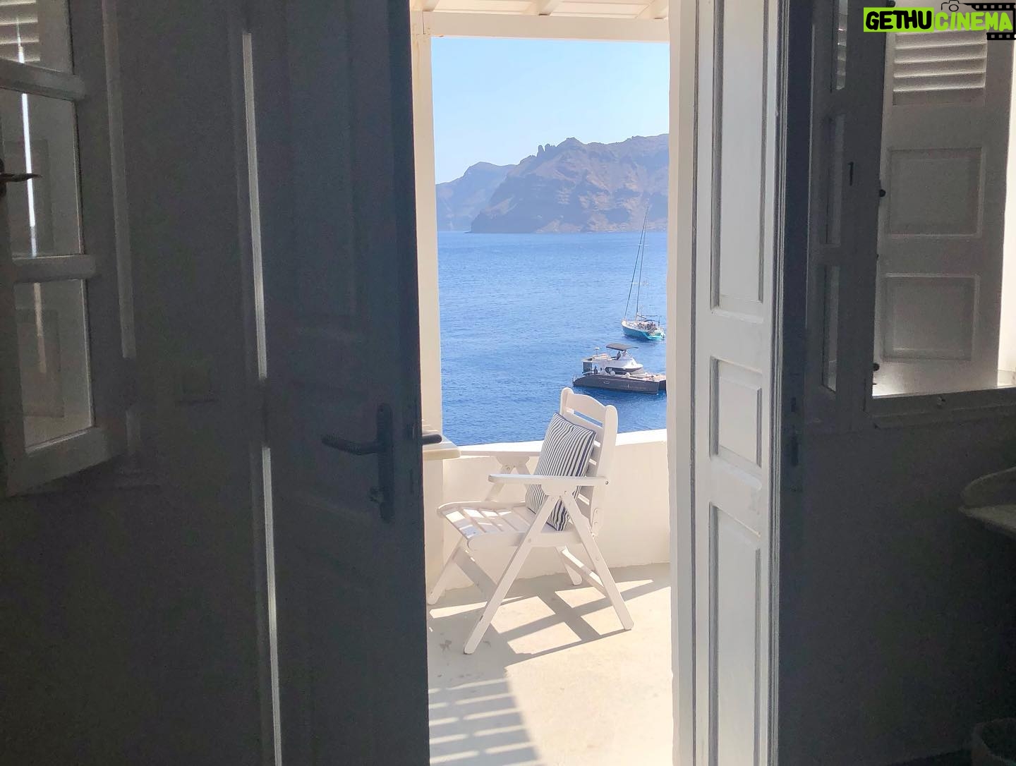 Kelly Thiebaud Instagram - Landscapes part 2: Santorini Greece 🇬🇷💓✨ #ammoudibay #oiasantorini
