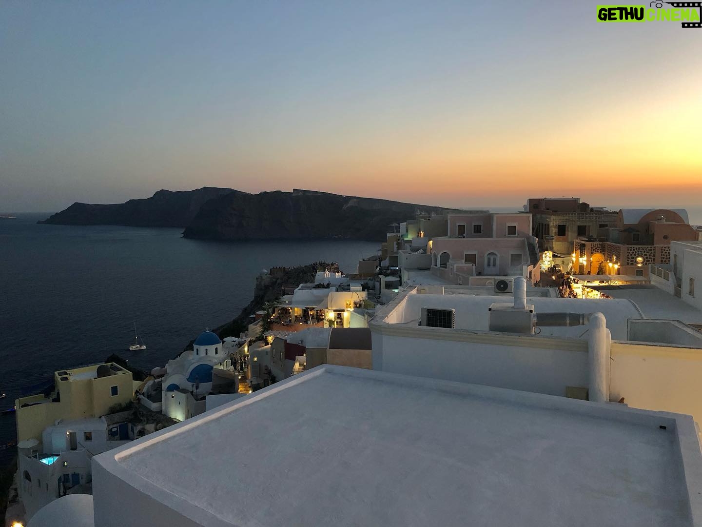 Kelly Thiebaud Instagram - Landscapes part 2: Santorini Greece 🇬🇷💓✨ #ammoudibay #oiasantorini