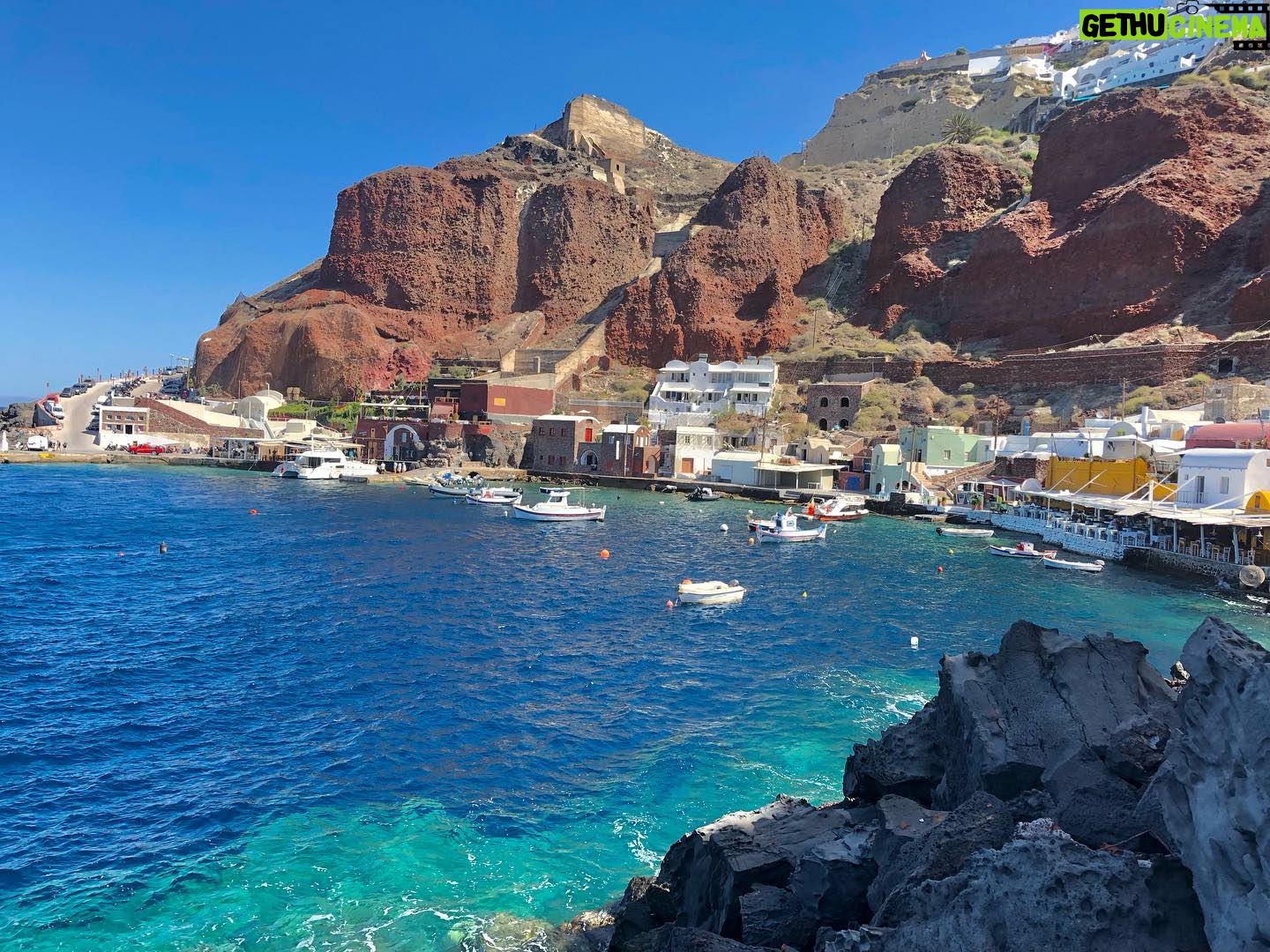 Kelly Thiebaud Instagram - Landscapes part 2: Santorini Greece 🇬🇷💓✨ #ammoudibay #oiasantorini