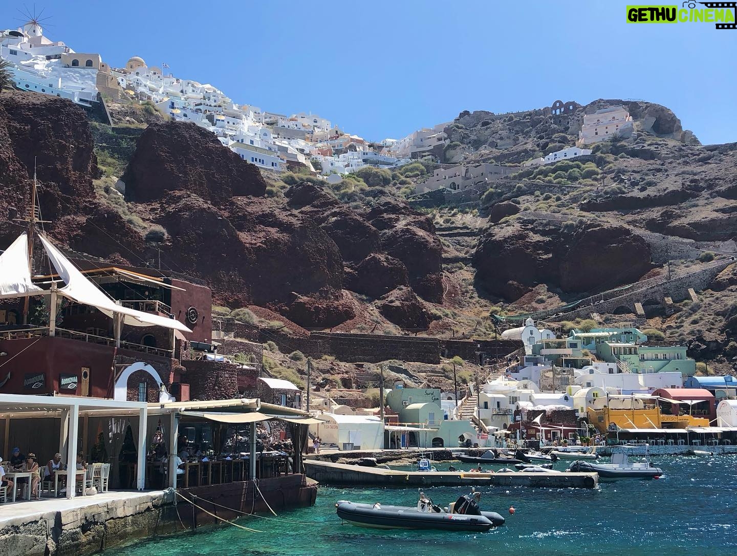 Kelly Thiebaud Instagram - Landscapes part 2: Santorini Greece 🇬🇷💓✨ #ammoudibay #oiasantorini