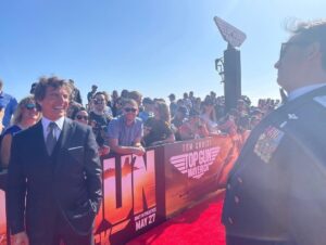 Kelsey Asbille Instagram - how it started >>> how it’s going

thank u to @garymantoosh @worstgirlever @glenpowell (you absolute scene stealer) & @paramountpics my pops has been waiting 30 years for this moment YALL HE MADE TOM LAUGH