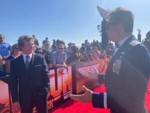 Kelsey Asbille Instagram - how it started >>> how it’s going

thank u to @garymantoosh @worstgirlever @glenpowell (you absolute scene stealer) & @paramountpics my pops has been waiting 30 years for this moment YALL HE MADE TOM LAUGH
