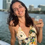 Kendra Santacruz Instagram - Salud por Agosto!! #pleasebegood 🙌🏼💜 #nofilter #miami