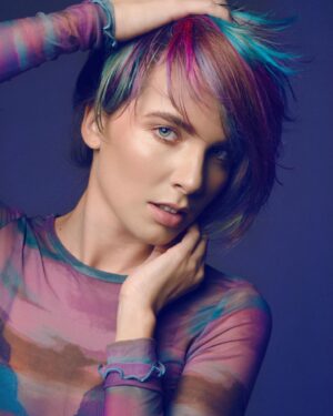 Kendra Santacruz Instagram - Y ya para terminar la trilogía de colores! 
La última y nos vamos 🤪💜💙💚🤍
.
#missmyhair #colorful #smile #behappy #portrait