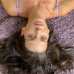 Kendra Santacruz Instagram - Nose si el mundo está al revés o soy yo que estoy de cabeza 💜