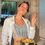 Kendra Santacruz Instagram – Cuando me preguntan si se cocinar?
-La pasta es mi especialidad 😏