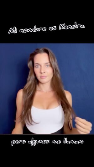 Kendra Santacruz Instagram - Un paso a través del tiempo 🎭

A quien recuerdas más? 

#firstreel #actress