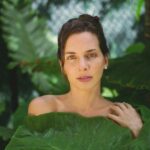 Kendra Santacruz Instagram – Una mirada no dice nada y al mismo tiempo lo dice todo.
Frase favorita🤩💜

Pic by my fiend @mayadeluna 😍