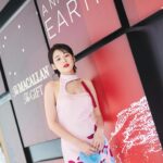 Kendra Sow Instagram - 像我这种到城市打拼的游子，佳节回乡是趟再也熟悉不过的旅程，那种穿梭在繁华城市，走过霓虹街道，直到看到大片树林，就知道，啊，要到家了 我总是说，回乡的沿途风景不管走过千百回我还是觉得很美，从不感到厌倦 就像The Macallan A Night On Earth - The Journey 的whisky 一样，那种多层次的体验，从嗅觉，再到酒精触碰到嘴唇的酥麻感，再到口里那种多层次的味道延伸至喉咙，实在令人回味 加上与艺术家Nini Sum跨界合作的包装，结合了现代的烟花设计和传统的山水画的元素，特别有亲切感，让我也好想带一瓶回乡与家人共享这份喜悦 你可以预订The Macallan A Night On Earth - The Journey 體驗活动在 http://bit.ly/TMANOEMY Crafted without compromise. Please savour The Macallan responsibly. @the_macallan @themacallanjeremy #TheMacallan #ANightOnEarth
