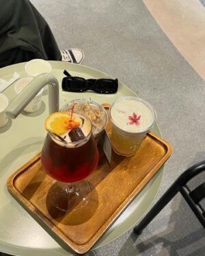 Kendra Sow Instagram - Ari是个很不错的小区涅
宁静但有很多个性小店和cafe
真好奇这面花墙的屋主是谁
每天那么多人在外面打卡拍照
屋主有何感想😂