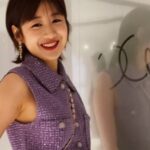 Kendra Sow Instagram - 很开心这次能够造访香港参加 @chanelofficial 的限量版N°5 L’eau Drop 活动 场内被熟悉经典的5号香轻轻的拥抱着，我像是遇到了老朋友一样立即放松自在 入场第一眼就被N°5 L’eau Drop的瓶身吸引着，像极了一滴清澈透明的水滴。她的香味从柑橘香，延伸到花香，还有一种早晨的雨露的尾韵淡淡的萦绕着，我的脑中立刻充满了画面感，让我想起飞往香港当天我从窗外看到的景色，飞机随着日出起飞，雨后的云雾加上柔和的光线照射，那片土地就好像从晨跑完洗了个冷水澡一样干净清爽 这次的体验有太多的感受在我体内沸腾着， 特别深刻的就是当他们叫我leave a love message to yourself, not to others, just focus on yourself . 让我不禁思考，我其实一直都爱着我自己，只是我希望我能更喜欢我自己 如果有人说不喜欢巨蟹座，我还是会拥抱我独有的特质，不管是优点还是缺点 在不同品味的人面前我还能自在的继续喜欢我喜欢的作品 不需要时时刻刻呈现自己最棒的样子，欣赏自己的瑕疵 直面并勇敢的承认欲望，不为之感到可耻 就算全世界都与我对抗，还是要坚信自己所相信的事 @chanelofficial #N5DROP #CHANELFRAGRANCE