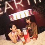 Kendra Sow Instagram - 像我这种到城市打拼的游子，佳节回乡是趟再也熟悉不过的旅程，那种穿梭在繁华城市，走过霓虹街道，直到看到大片树林，就知道，啊，要到家了 我总是说，回乡的沿途风景不管走过千百回我还是觉得很美，从不感到厌倦 就像The Macallan A Night On Earth - The Journey 的whisky 一样，那种多层次的体验，从嗅觉，再到酒精触碰到嘴唇的酥麻感，再到口里那种多层次的味道延伸至喉咙，实在令人回味 加上与艺术家Nini Sum跨界合作的包装，结合了现代的烟花设计和传统的山水画的元素，特别有亲切感，让我也好想带一瓶回乡与家人共享这份喜悦 你可以预订The Macallan A Night On Earth - The Journey 體驗活动在 http://bit.ly/TMANOEMY Crafted without compromise. Please savour The Macallan responsibly. @the_macallan @themacallanjeremy #TheMacallan #ANightOnEarth