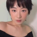 Kendra Sow Instagram - Save this look for your Lunar New Year 🌸 Products used: -Les Beiges Healthy Glow Gel Touch Foundation B10 -Les 4 Ombres Tweed 02 Tweed Pourpre -CHANEL Natural Finish Loose Powder -Les Beiges Water-Fresh Blush in Warm Pink -CHANEL multi-use stick in Rosée -Rouge Allure Laque 62 STILL #LesBeiges #CHANELMakeUp @chanel.beauty @welovecoco