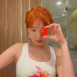 Kendra Sow Instagram - 最近的心头好，不分享不行🪸🧡 超特别的颜色，里面还有金色细闪，上在脸颊会有很自然的光泽感！ Product- N°1 DE CHANEL lip and cheek balm in 7 Vibrant Coral #CHANELMY #CHANELBeauty #CHANELMakeup #N1DECHANEL