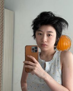 Kendra Sow Instagram - 1- 最近起床最期待的事情大概就是頭髮每天會給我什麼驚喜了（原來我睡醒臉很臭🫢😌 這兩天是休息天，本以為自己會睡到中午，可還是一大早就起床了 希望這個早（遲）睡早起的習慣可以一直保持下去😀 2- 想戒gluten,但應該不太可能了，這個gluten free bagel 有夠難吃，又買到過甜的果醬，吃吃水果壓壓驚 3- 昨天嚐了一口這個叫初戀的啤酒，淡淡的，比較像是黃昏戀吧